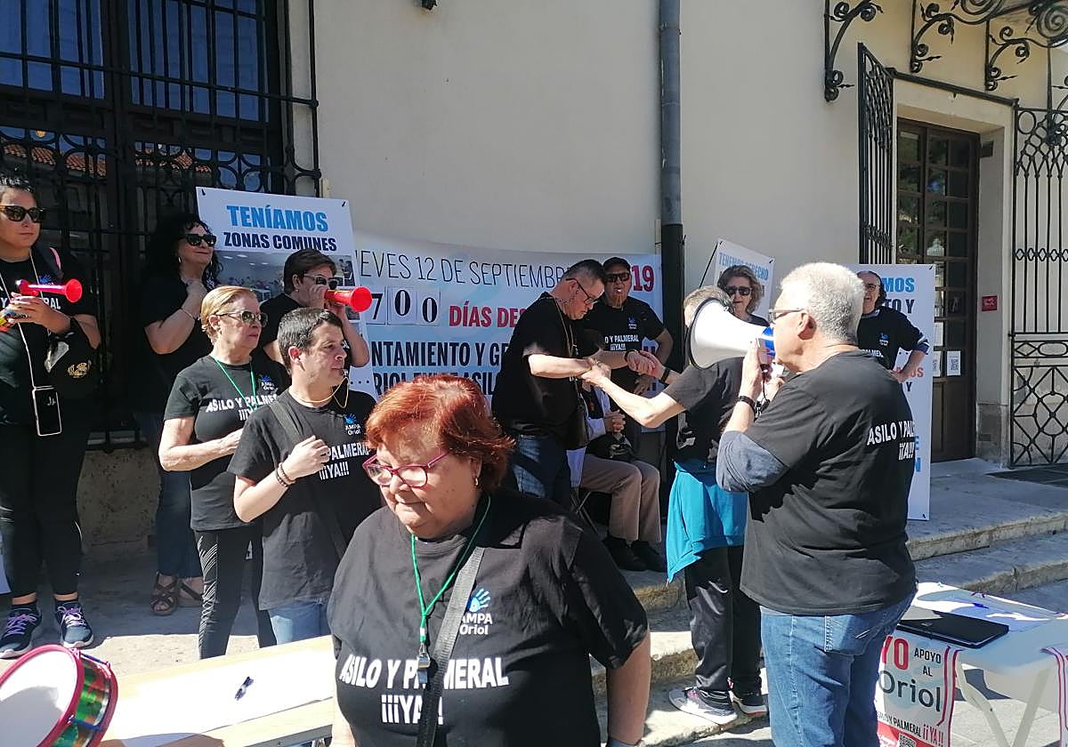 El presidente del Ampa desconvocaba ayer jueves las protestas frente al Ayuntamiento.