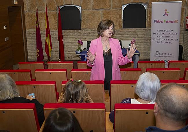 Amparo Ayala se dirige a afectados y familiares antes de un taller grupal organizado por Fibrofamur.