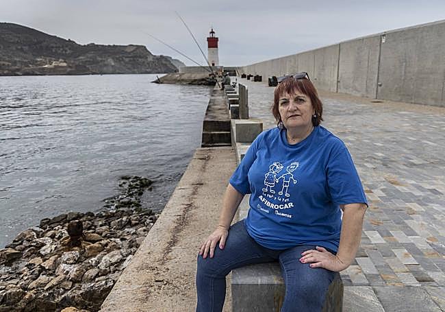 Flor Galindo, presidenta de Afibrocar, disfruta junto al faro de Navidad, una de las vistas que más le ayudan a reducir el estrés.