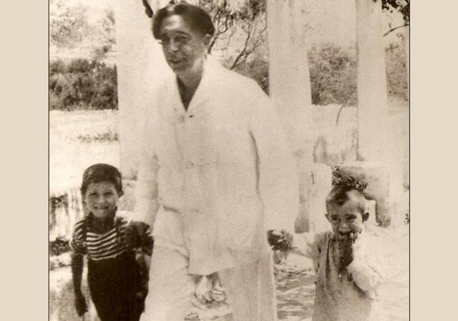 Gabriel Miró, con dos niños que aún no han podido ser identificados.