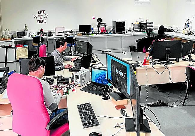 Laboratorio del proyecto, con los patinetes al fondo.