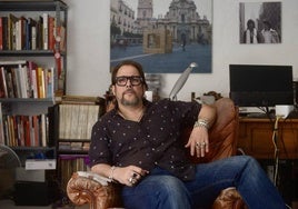 El artista Ricardo Escavy, rodeado de libros, vinilos y cintas de música en su estudio.