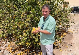 Juan José Martínez, productor de La Costera (Alhama de Murcia), muestra los limones en su finca.