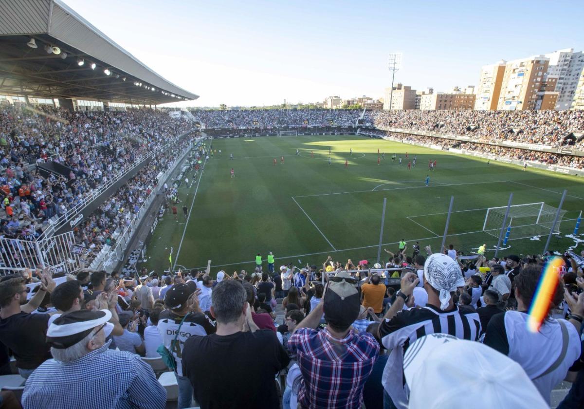 El estadio Cartagonova luce hasta la bandera para presenciar la épica remontada al Real Madrid Castilla el 2 de junio de 2019, en la eliminatoria de ascenso a Segunda.