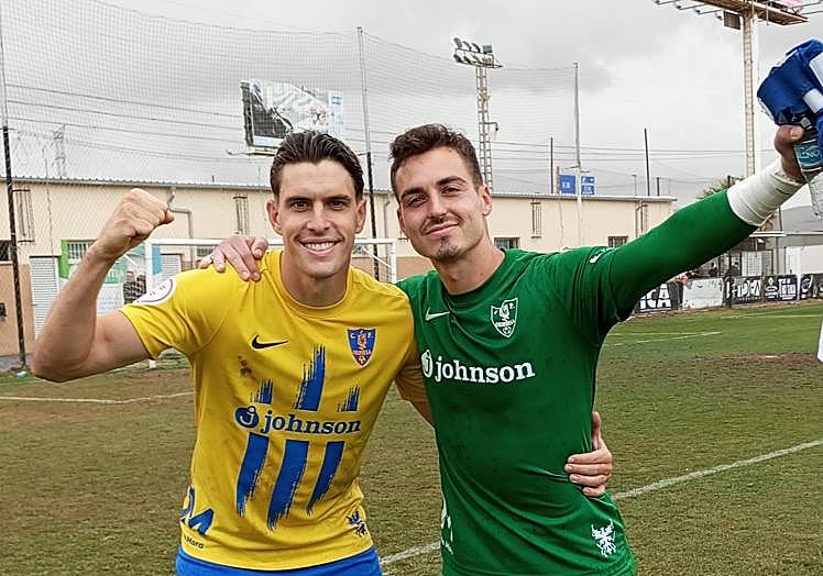 Mendi y el portero Aitor Arias, felices tras lograr la clasificación para la fase de ascenso en Cartagena.