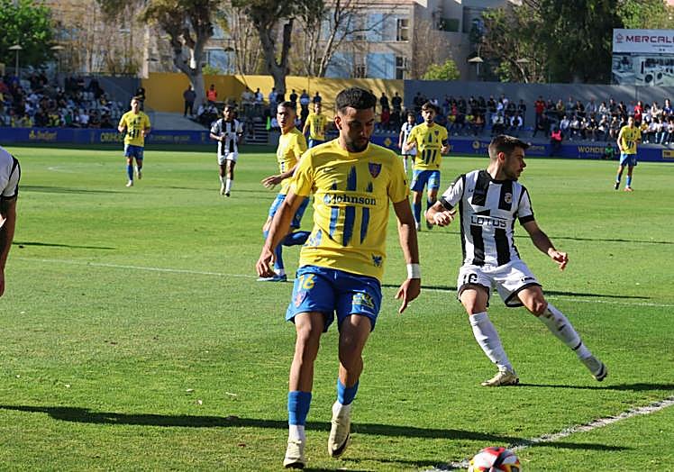 El peligroso regateador Hamza con el balón junto al área del Linense en Los Arcos.