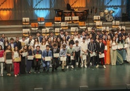 Alumnos de los distintos consevatorios de la Región posan junto a sus diplomas.