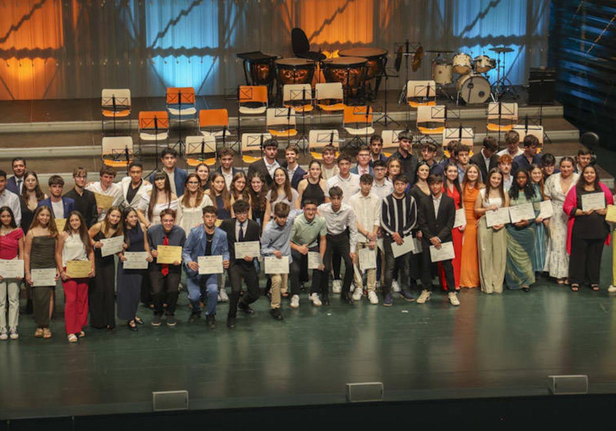 Alumnos de los distintos consevatorios de la Región posan junto a sus diplomas.