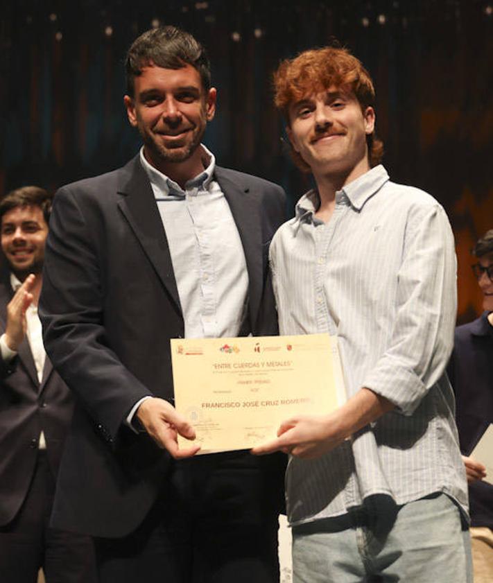 Imagen secundaria 2 - Alumnos premiados recogen sus diplomas.