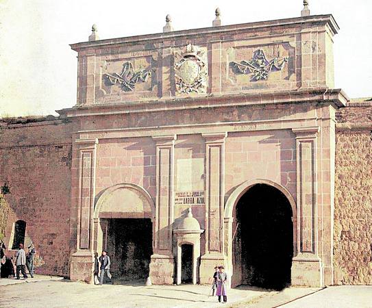 Imagen principal - En la parte superior las Puertas de Madrid derribadas en el año 1901. A la izquierda las Puertas de San José derribadas en el año 1902.A la derecha tienda Asilo San Pedro, un patrimonio destruido.