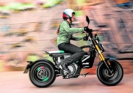 El CE 02 incluye de serie un cargador externo con una potencia de carga de 0,9 kW, que permite realizar los procesos de carga de forma rápida y cómoda en enchufes domésticos.