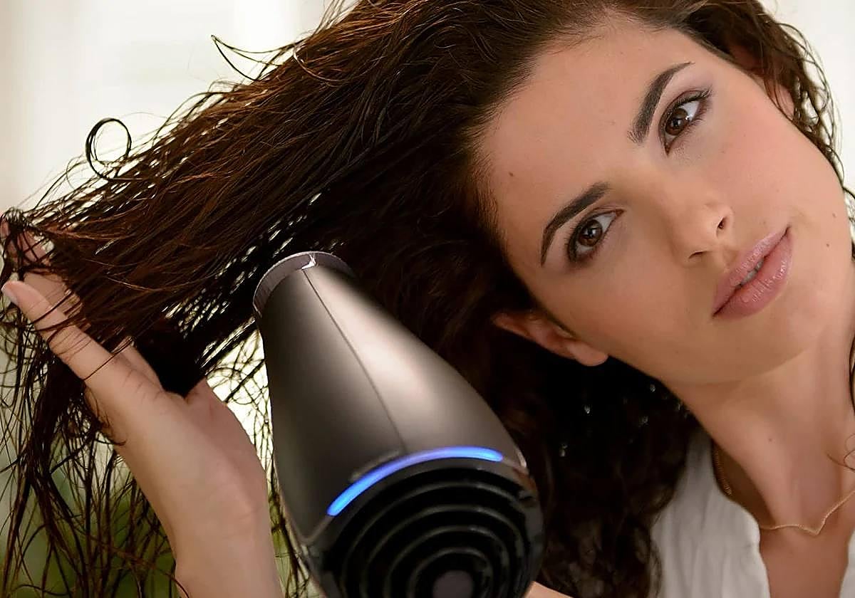 Una mujer se seca el cabello.