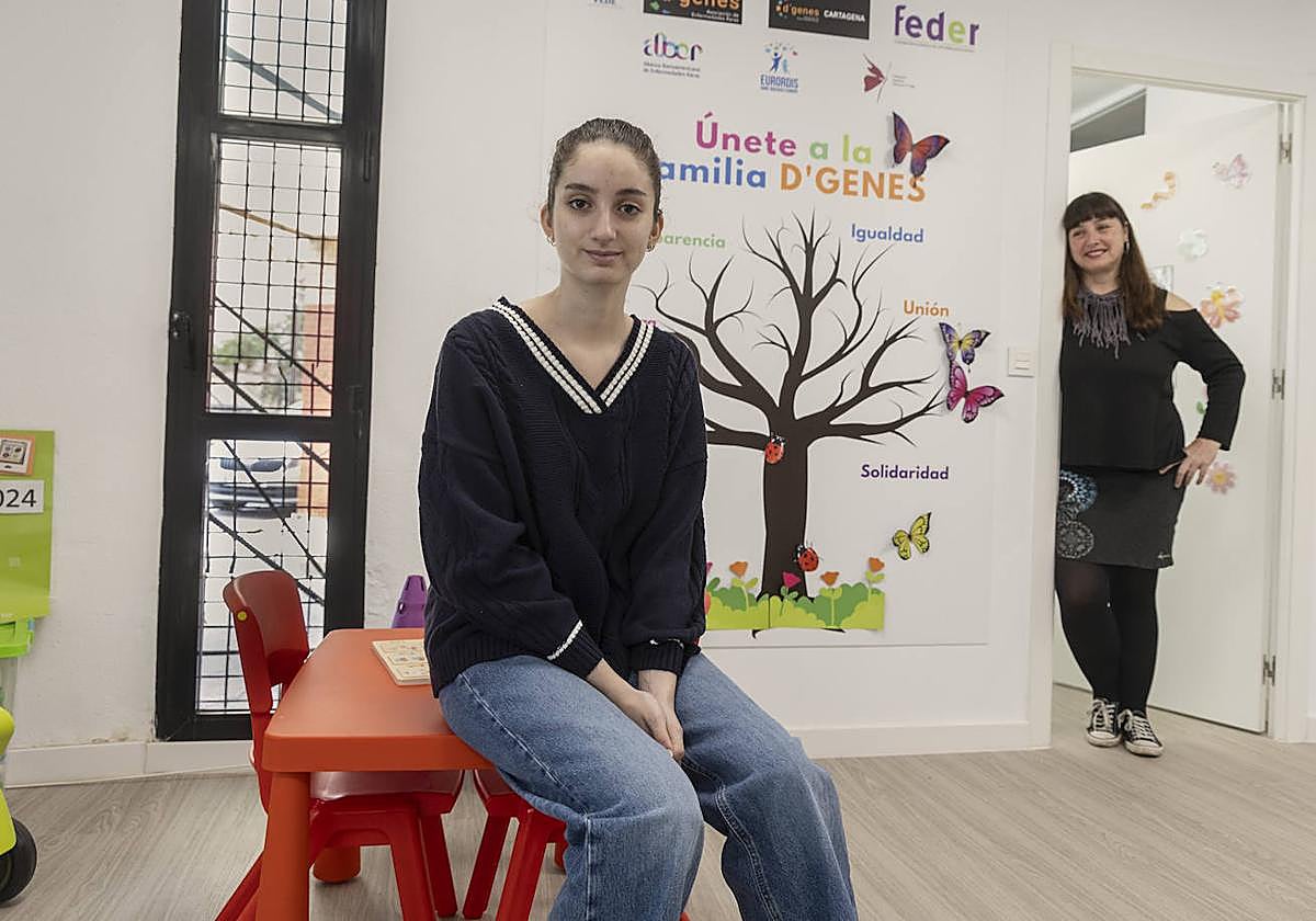 Leire González, junto a su madre y vicepresidenta de D'Genes, María Ángeles Díaz, en el centro de avenida Nueva Cartagena que lleva el nombre de la joven.