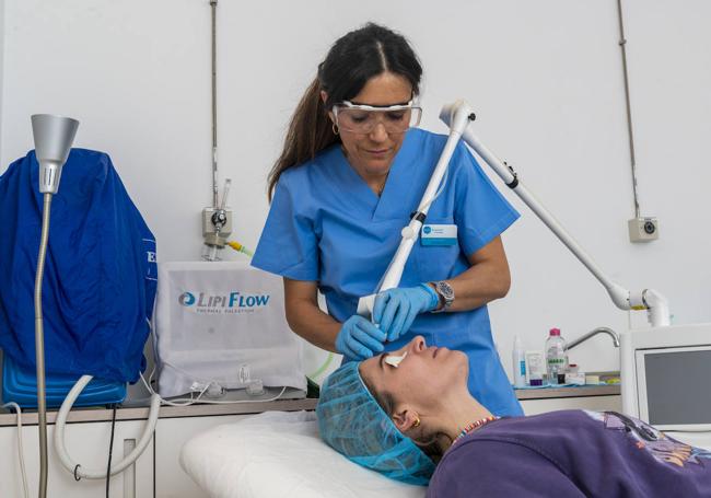 María Miranda durante un tratamiento a una paciente.