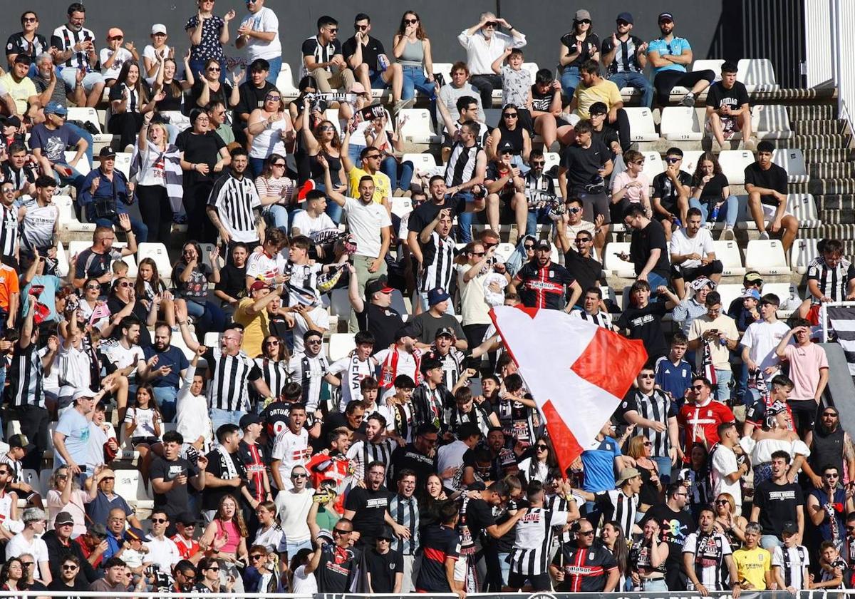 La afición alienta al Cartagena durante el partido.