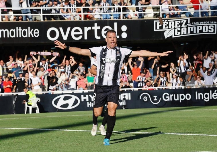 Ortuño celebra tras marcar el penalti.