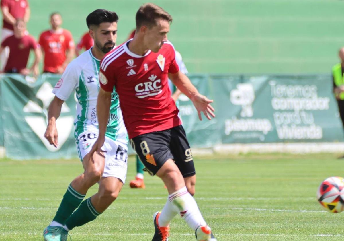 Larrea toca el balón en el partido contra el Antequera.