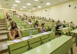 Opositores a maestro ante un examen en una imagen de archivo.