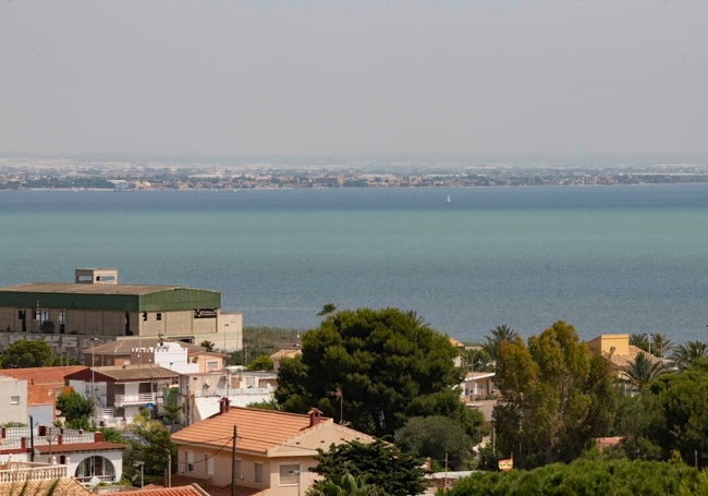 Mancha blanca frente a la urbanización de El Carmolí, en verano de 2023.