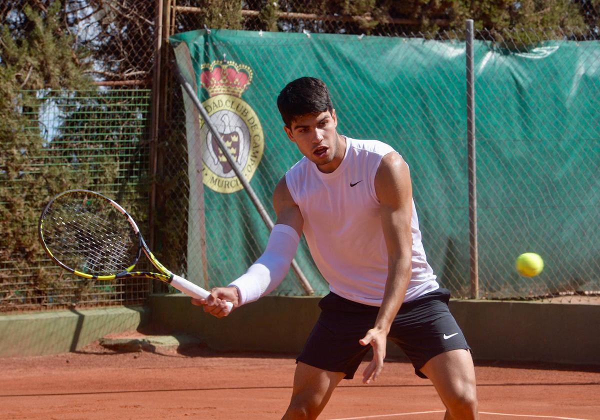 Carlos Alcaraz golpea con su derecha, este lunes en el Club de Campo de El Palmar.