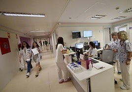 Sanitarios en la nueva unidad presentada este lunes.