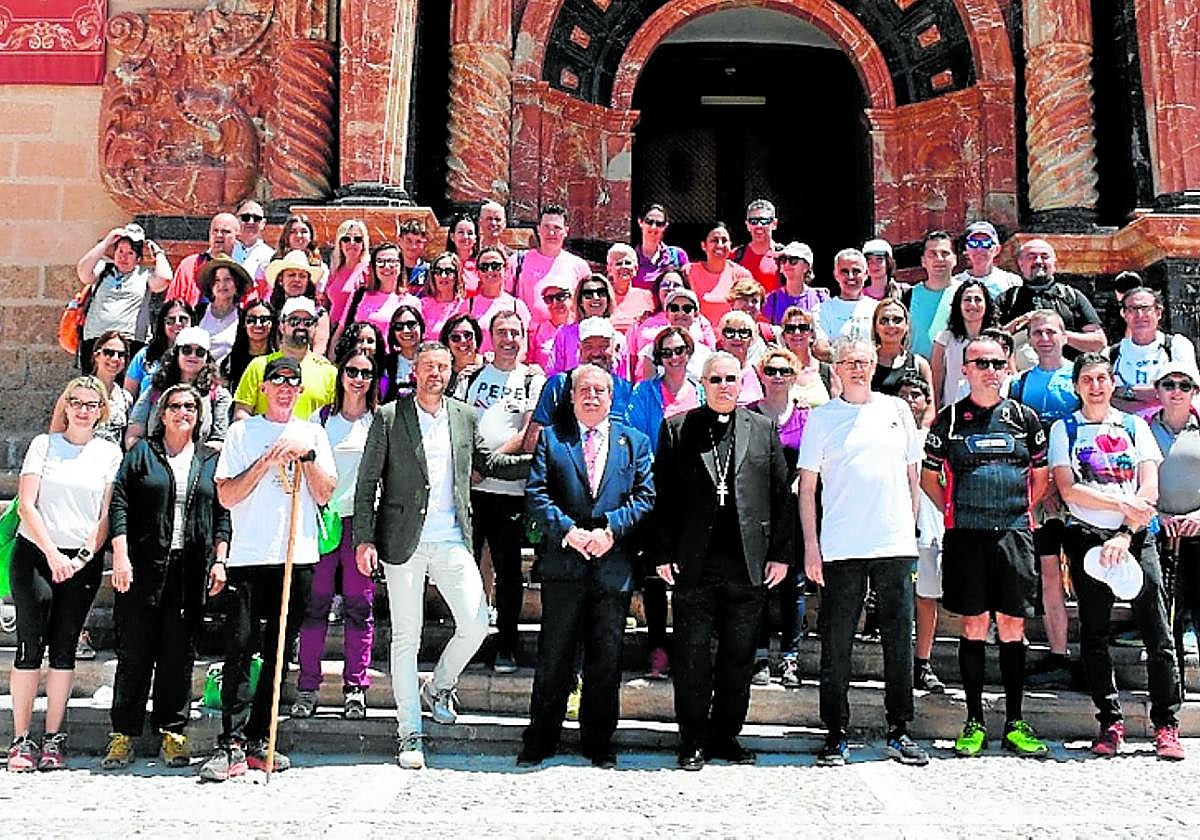 Autoridades y trabajadores del SMS, junto al obispo.