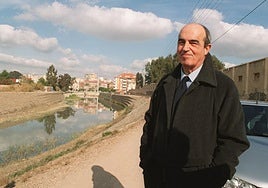 Javier Manterola en el año 2000 en el lugar donde se proyectó la pasarela que lleva su nombre en Murcia.