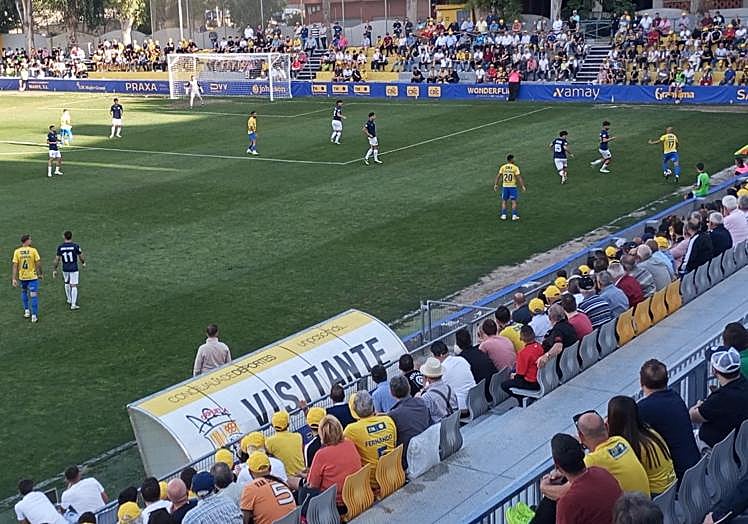 Kamal, de extremo derecho, se dispone a pasar el balón al área del Badalona.