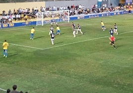 Animado por su hijo levantando los brazos abajo en la grada (niño con el 10 en la espalda), De las Cuevas se planta ante el portero.