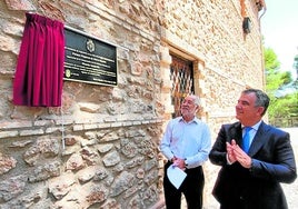 Jaime Domínguez y Juan María Vázquez, tras descubrir la placa en el centro de visitantes.
