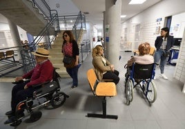 Pacientes y acompañantes aguardan turno en el centro de salud de El Carmen, en Murcia.