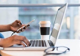 Una chica utilizando un ordenor portátil, en una imagen de archivo.