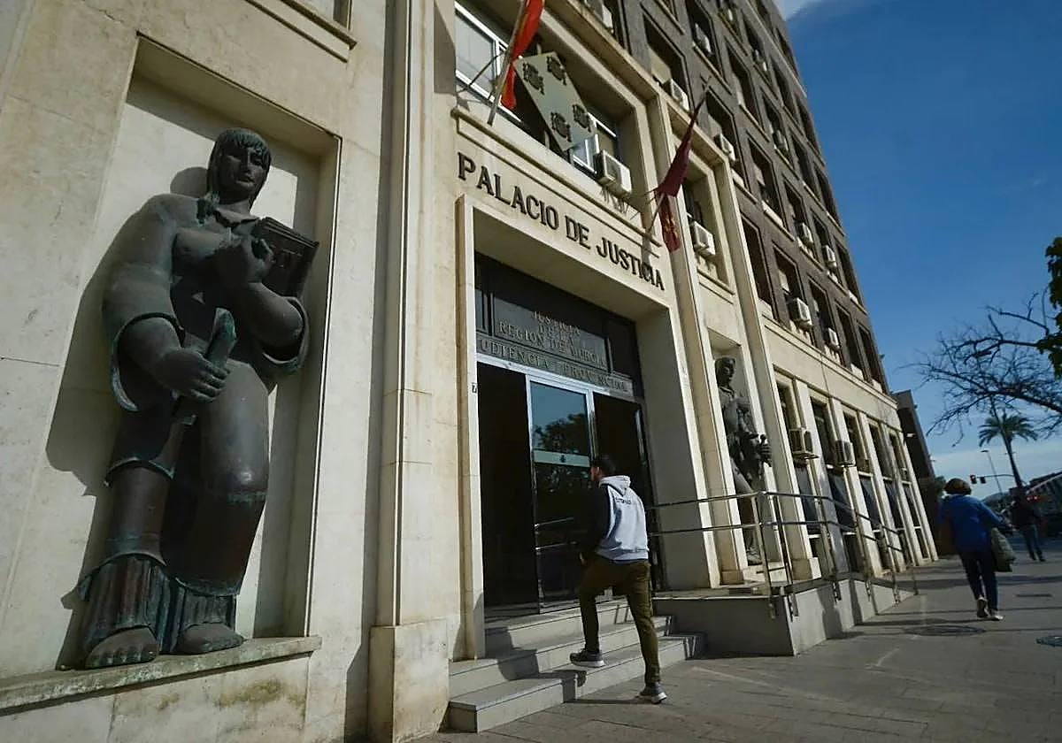 Entrada al Palacio de Justicia de Murcia, sede de la Audiencia Provincial, en una foto de archivo.