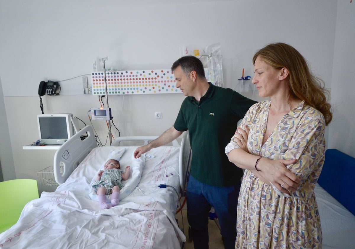 Lola Alcolea y Salvador Bravo, con su hija María José en la nueva Unidad Regional de hospitalización para pacientes crónicos complejos de La Arrixaca, este lunes.