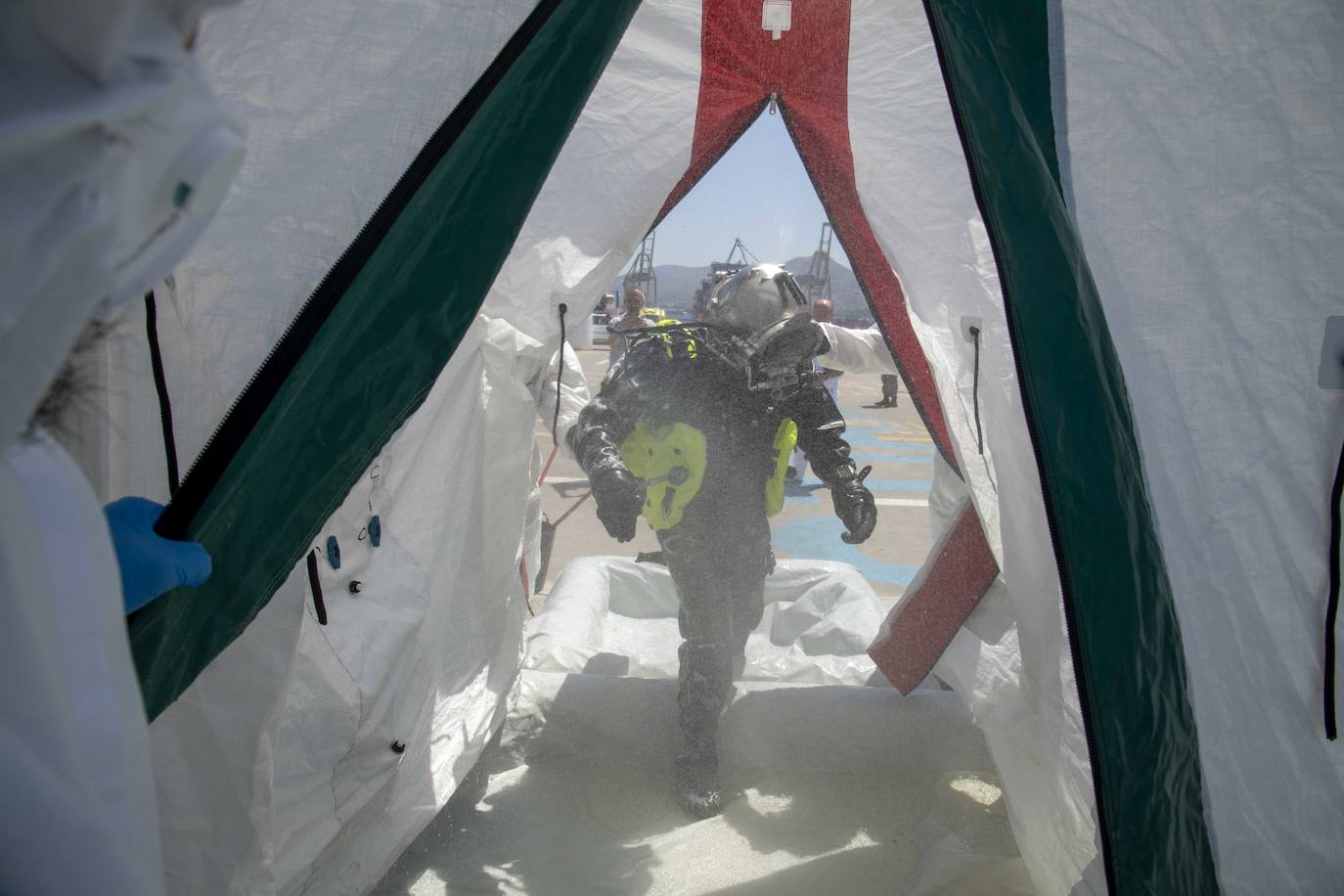 Así fue el simulacro de accidente de un gran buque en el puerto de Cartagena