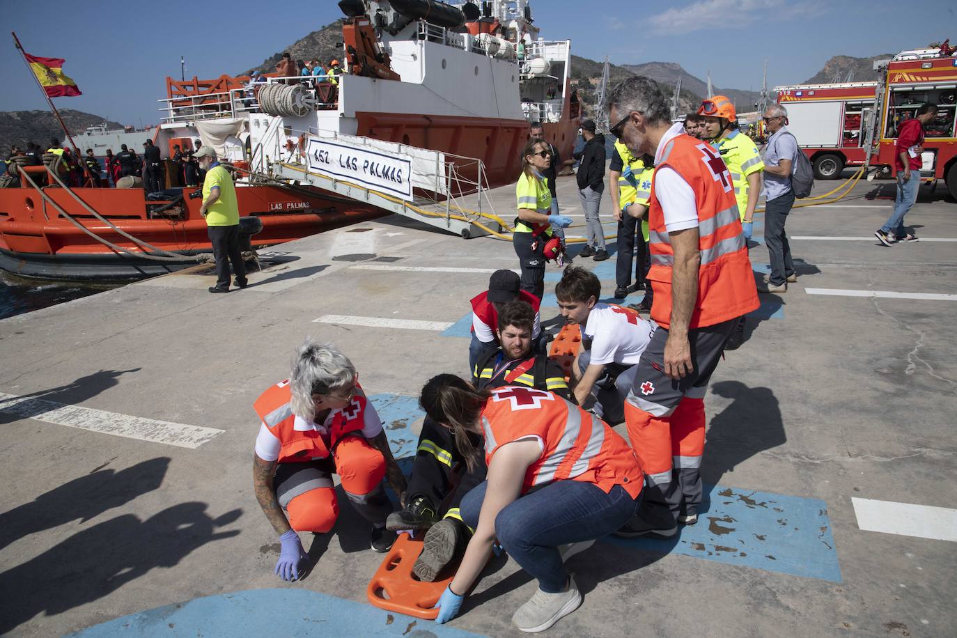Así fue el simulacro de accidente de un gran buque en el puerto de Cartagena