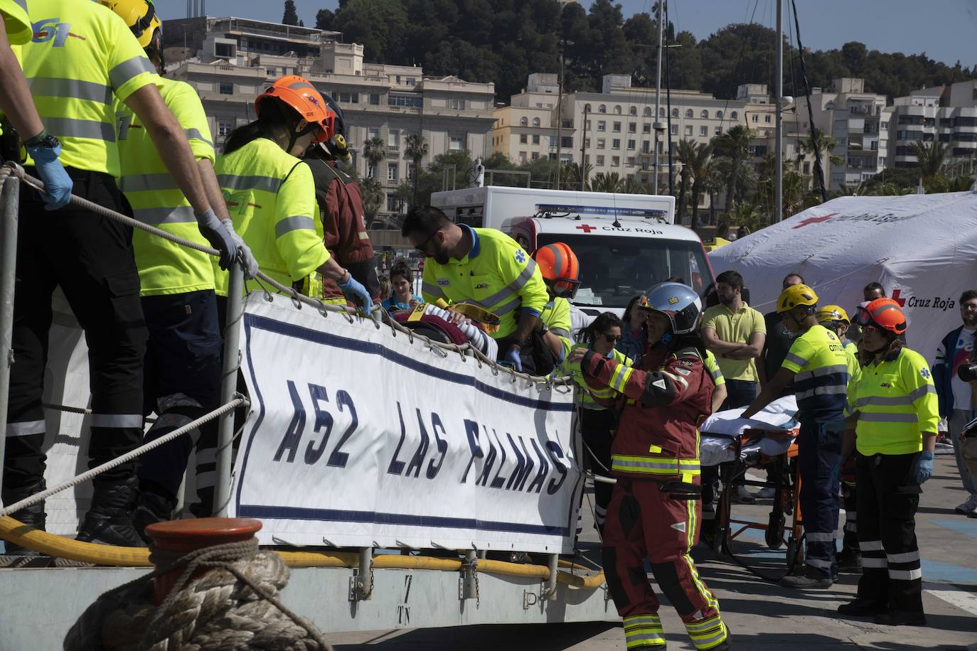 Así fue el simulacro de accidente de un gran buque en el puerto de Cartagena