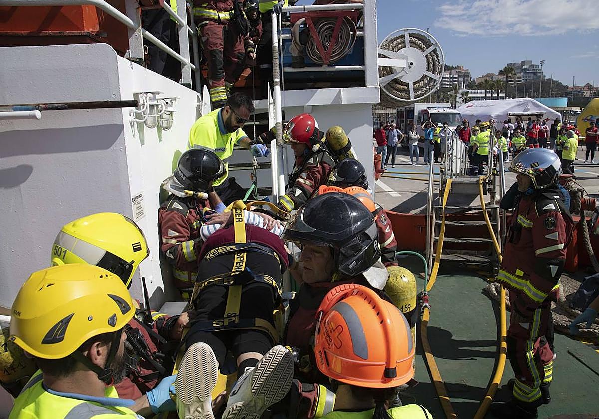 Simulacro de accidente de un gran buque en el puerto de Cartagena.