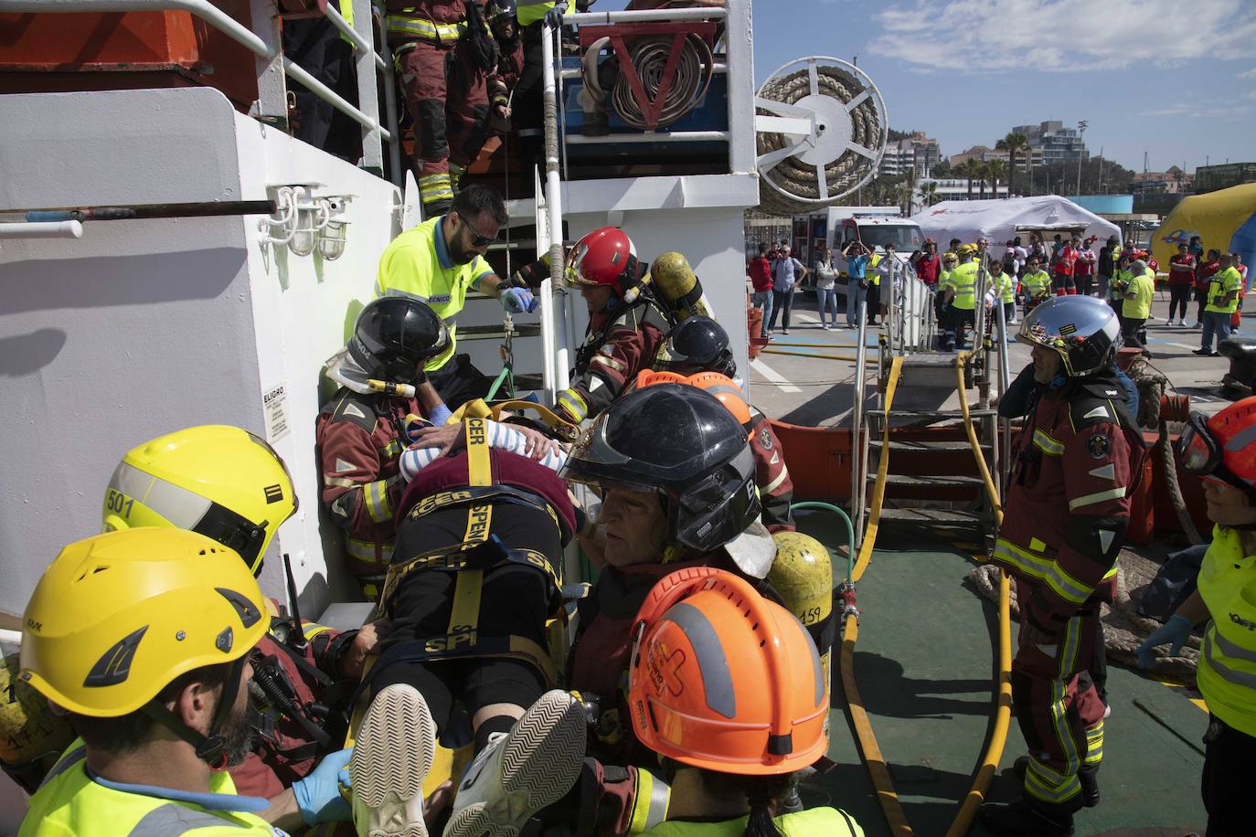 Así fue el simulacro de accidente de un gran buque en el puerto de Cartagena