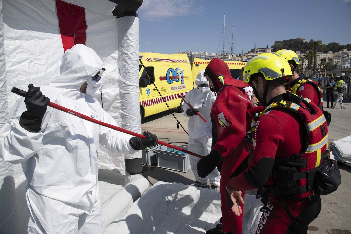 Así fue el simulacro de accidente de un gran buque en el puerto de Cartagena