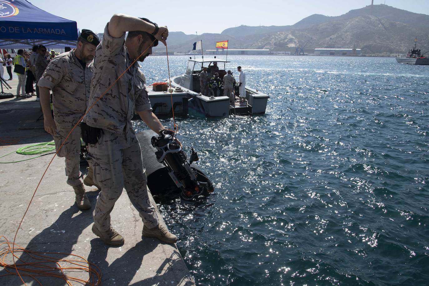 Así fue el simulacro de accidente de un gran buque en el puerto de Cartagena