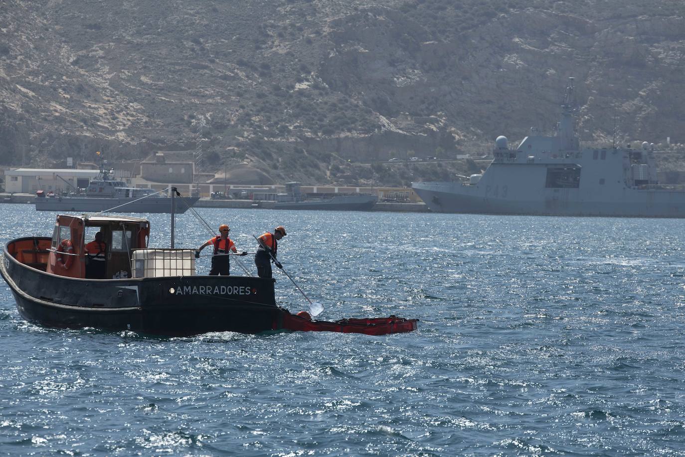 Así fue el simulacro de accidente de un gran buque en el puerto de Cartagena