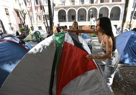 Dos estudiantes acampadas en el Campus de La Merced de la Universidad de Murcia, en la mañana de este martes.