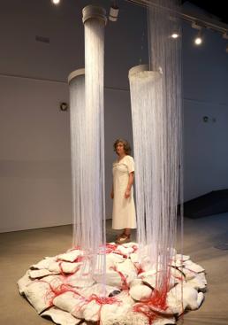 Imagen - Concha Martínez Montalvo, junto a la pieza central de su instalación 'Vulnus', creada para su exposición temporal en el Museo de la Sangre.