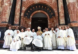 Los sacerdotes que cumplen 25, 50 y 60 años de sacerdocio, junto al obispo, ayer, en la basílica.