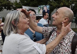 Teresa Rabal y el actor Pepe Viyuela, el sábado pasado durante la concentración ciudadana en Alpedrete (Madrid).