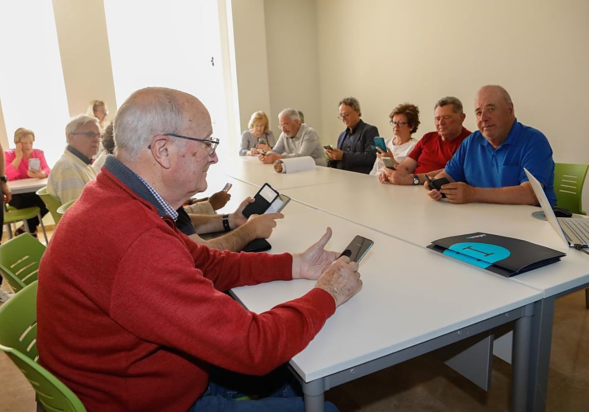 Un grupo de mayores durante el taller para aprender a manejar mejor el teléfono móvil, ayer.