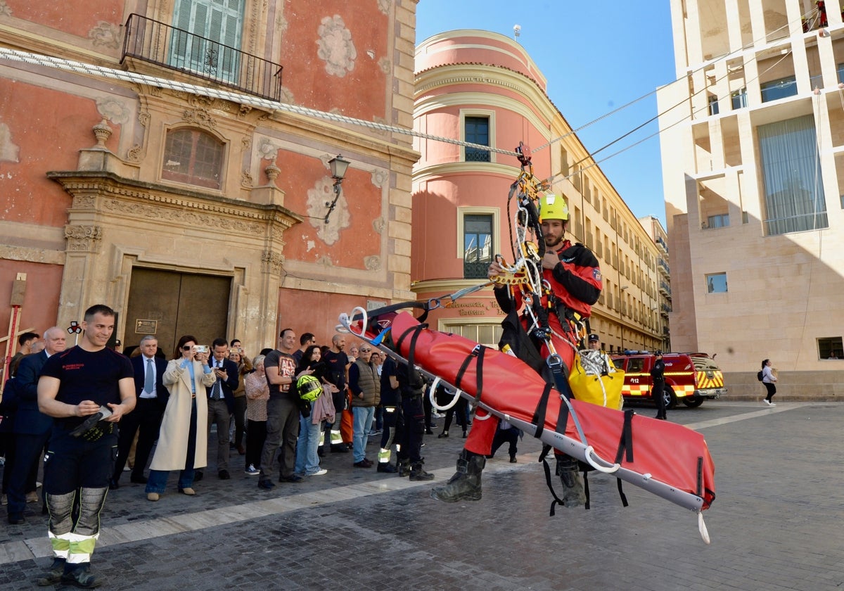 Rescate de una persona realizada por los bomberos de Murcia durante una exhibición.