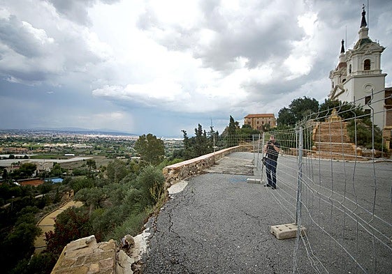 El muro derribado en el entorno del santuario de la Fuensanta.