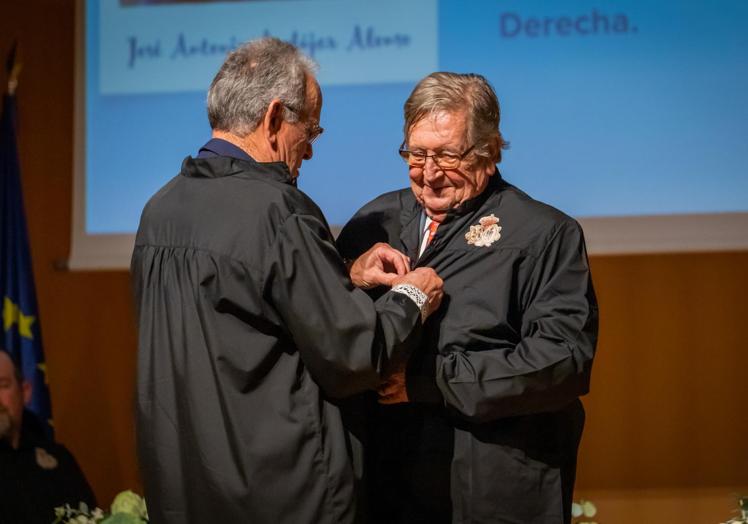 El vicepresidente del Scrats, José Andújar, recibe el blusón huertano.